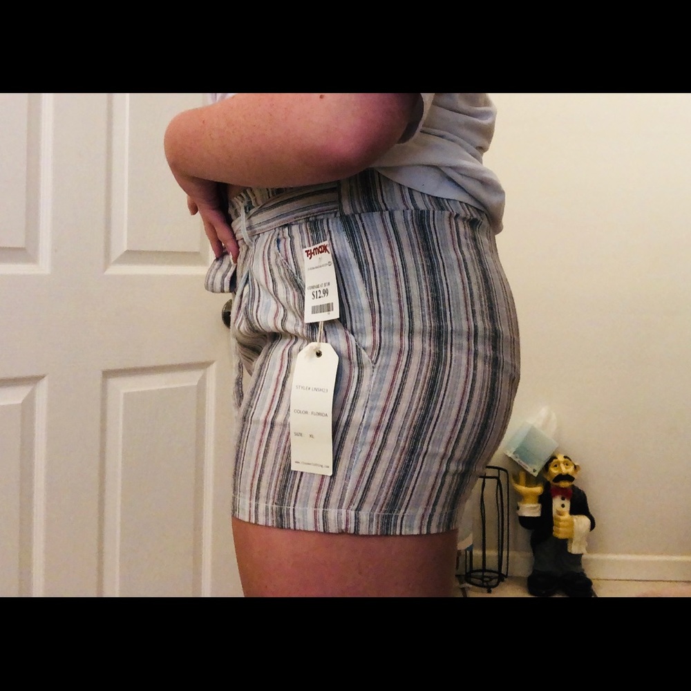 Women’s striped tied shorts